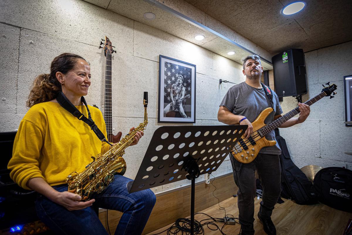 Xaiques Band: Mossos solidarios que tocan música de infarto