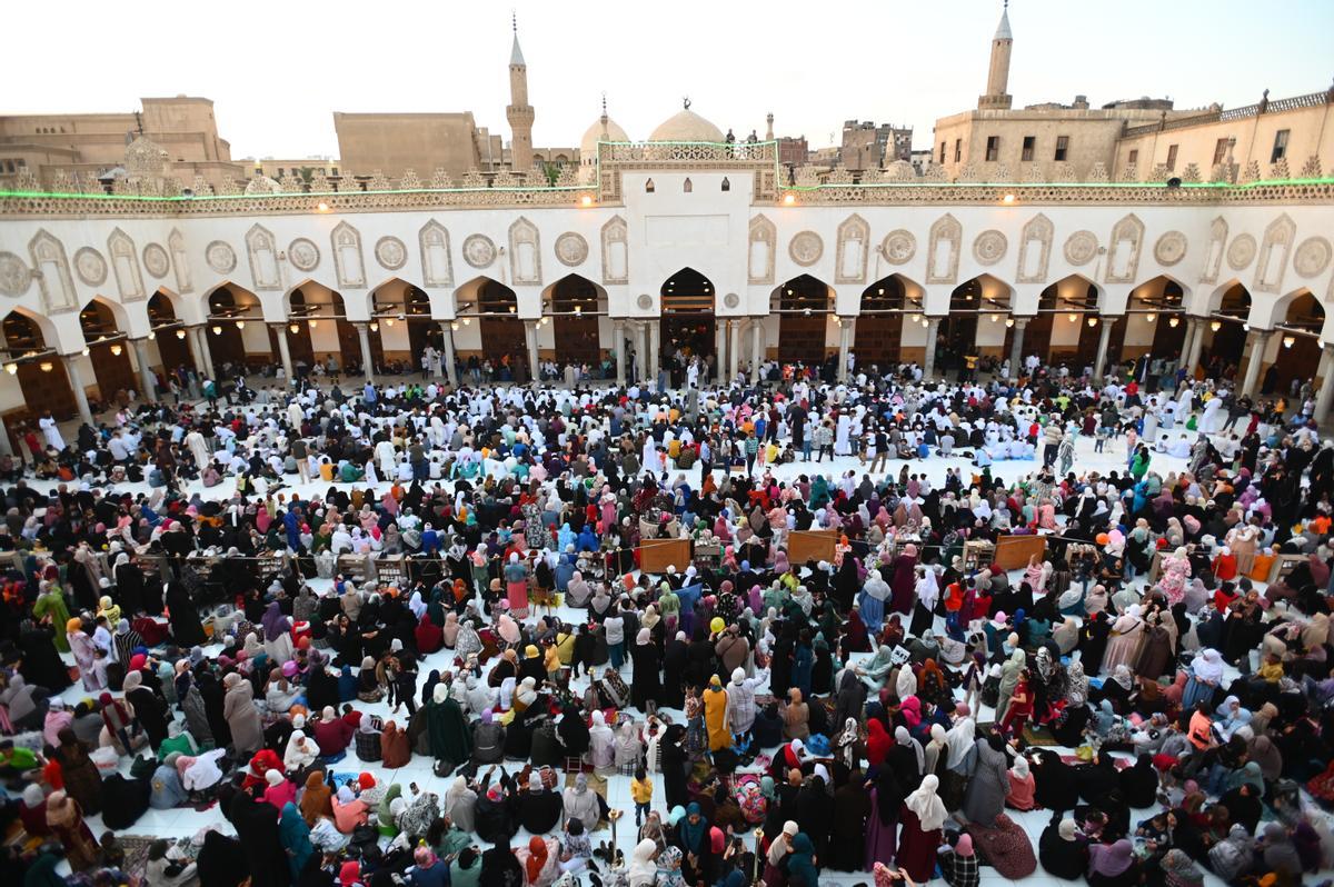 Los musulmanes celebran el fin del Ramadán. Fiesta del Eid al-Fitr en Egipto.