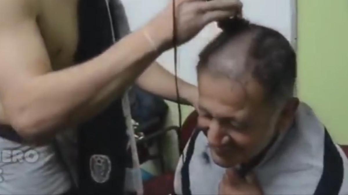 Chicharito, cortándole el pelo a Osorio