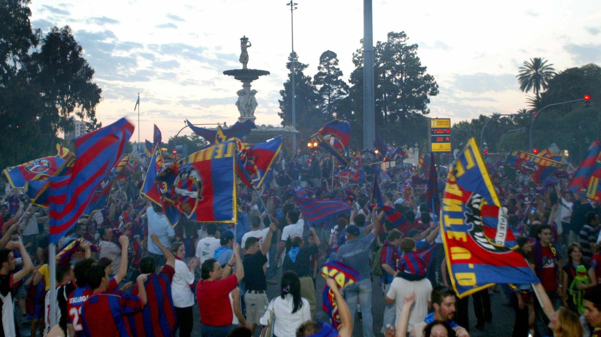 Rememora anteriores ascensos del Levante con imágenes ya históricas