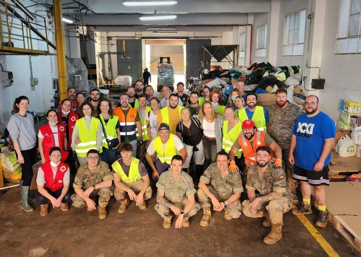 Imagen de un grupo de voluntarios de Vila-real junto a militares de las Fuerzas Armadas en las tareas de ayuda a los municipios afectados por la dana.