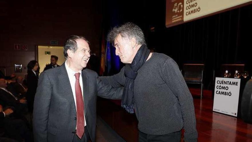 Abel Caballero y el actor Francis Lorenzo se saludan antes del inicio de la mesa redonda celebrada ayer.