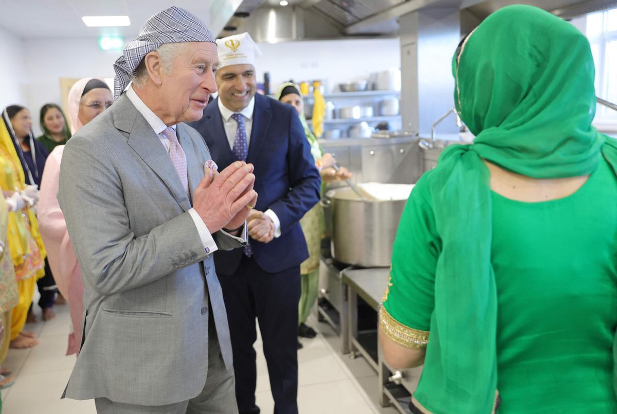 El Rey Carlos III visita el Guru Nanak Gurdwara Luton, donde se brinda enseñanza y práctica religiosa sij para todos los miembros de la comunidad y proporciona servicios sociales voluntarios para los ancianos, jóvenes y otros grupos de la comunidad.