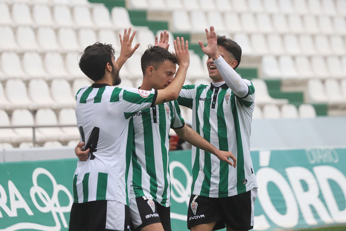 Las imágenes del derbi entre el Córdoba B y el Salerm Puente Genil