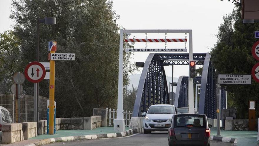 Albalat reclama un nuevo puente sobre el Xúquer para reducir el paso de 5.000 vehículos al día por el casco urbano