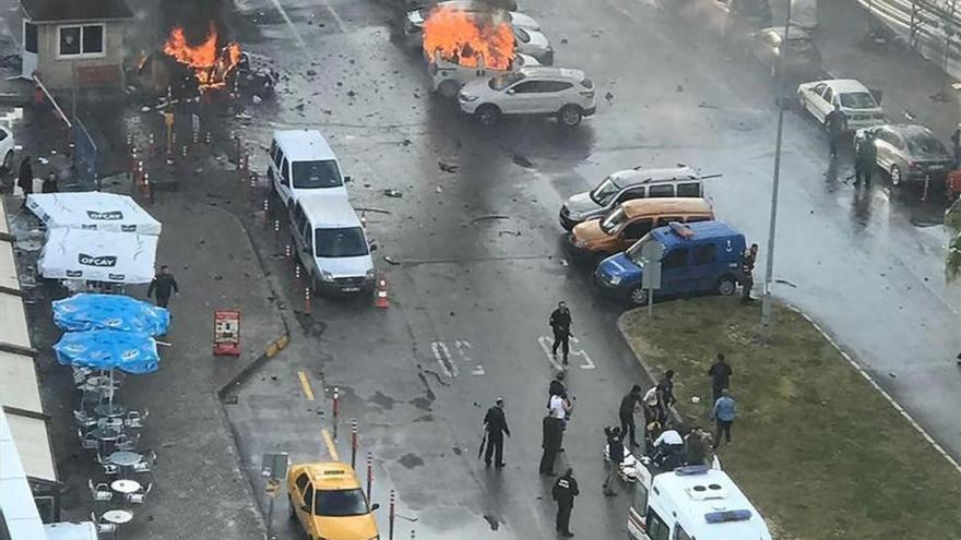 Dos muertos y 10 heridos por un coche bomba en la ciudad turca de Esmirna