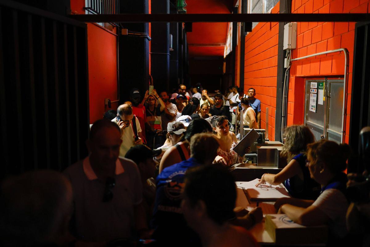 Valencia VLC SPD Reparto de alimentos organizado por la Casa de La Caridad en Mestalla
