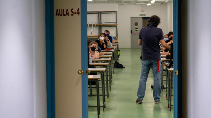 Docents sensibles a la covid-19 denuncien el «caos» de tramitar la baixa laboral