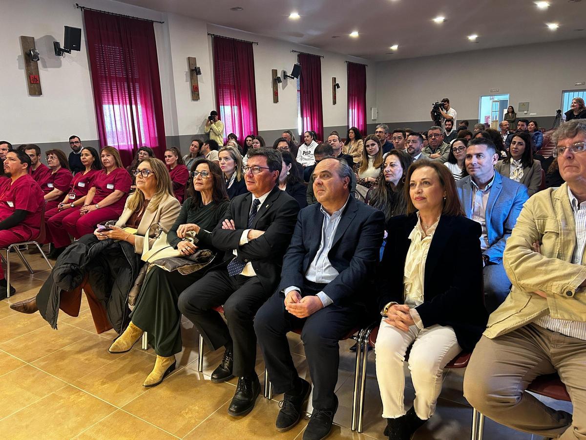 El consejero de Economía, Guillermo Santamaría, junto al resto de asistentes a la clausura.