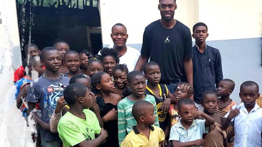 El pívot cajista Viny Okouo, rodeado de niños en Brazzaville, la República del Congo.