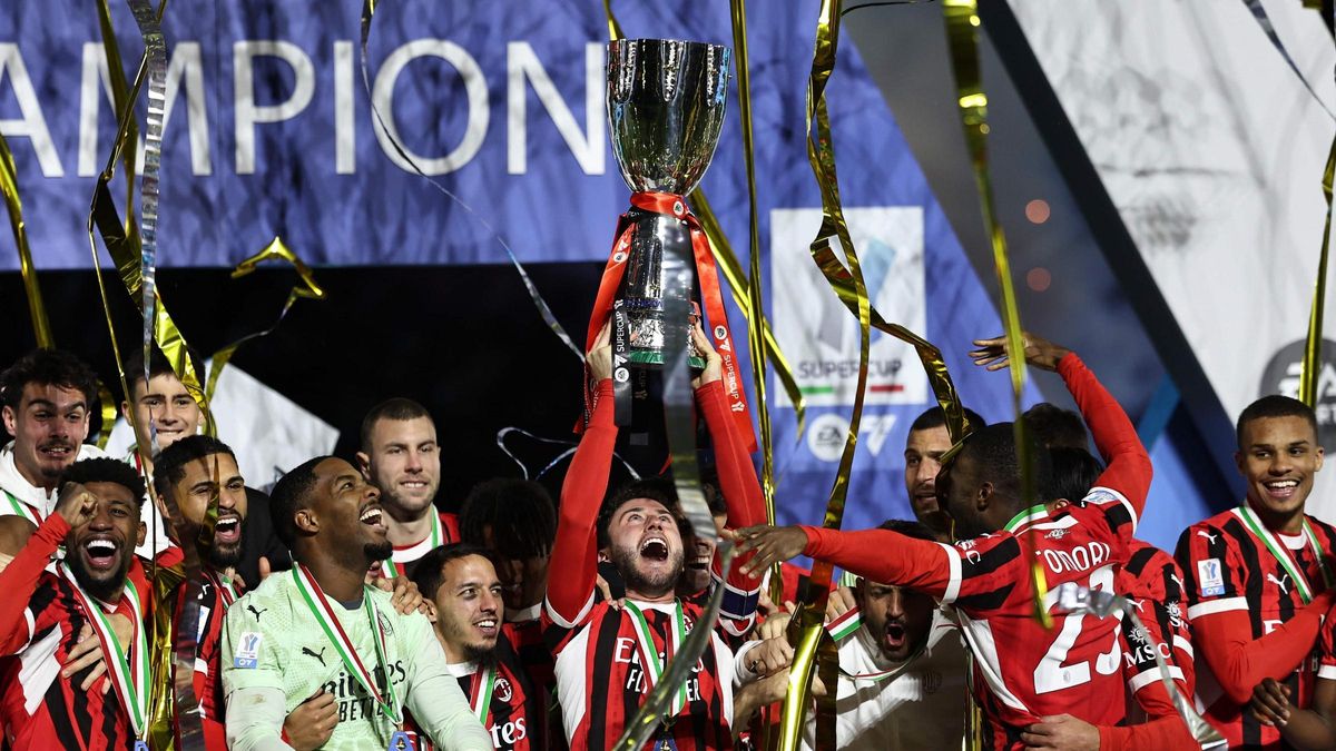 Los jugadores del Milan festejan en Riad la Supercopa de Italia tras remontar un 0-2 al Inter en el tiempo añadido.