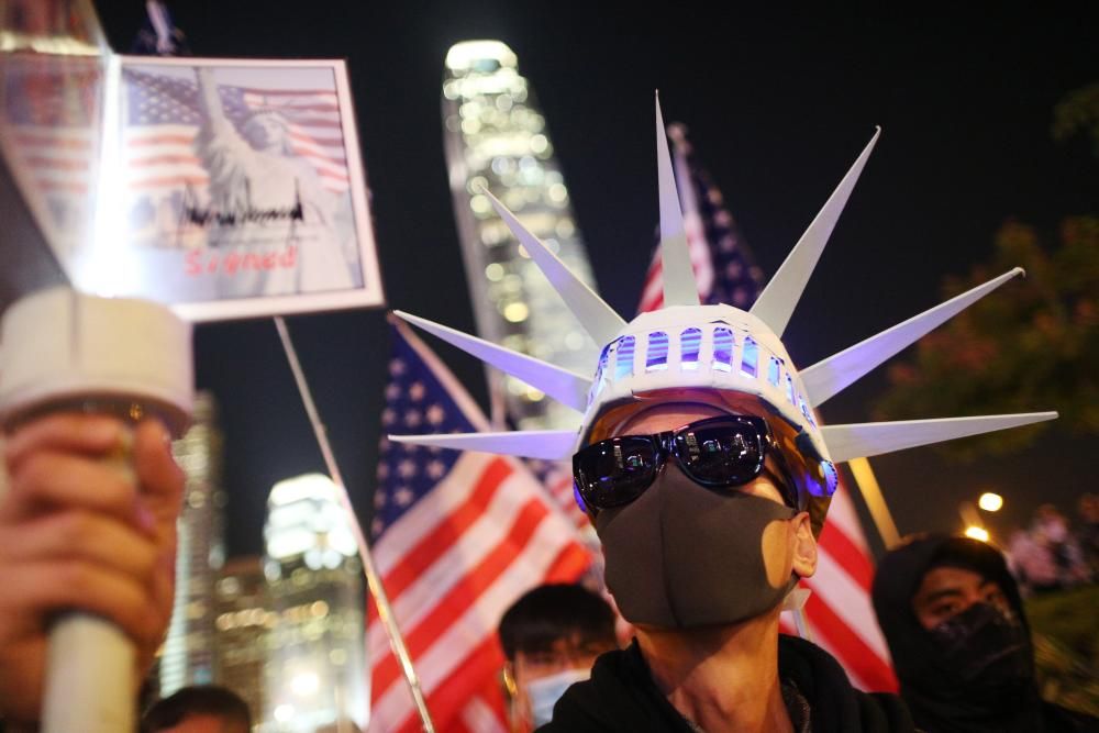 Una manifestación pacífica, legal y masiva en Hong Kong, en agradecimiento a Estados Unidos por aprobar dos leyes en apoyo a las protestas, acabó con un nuevo episodio de tensión con la policía.