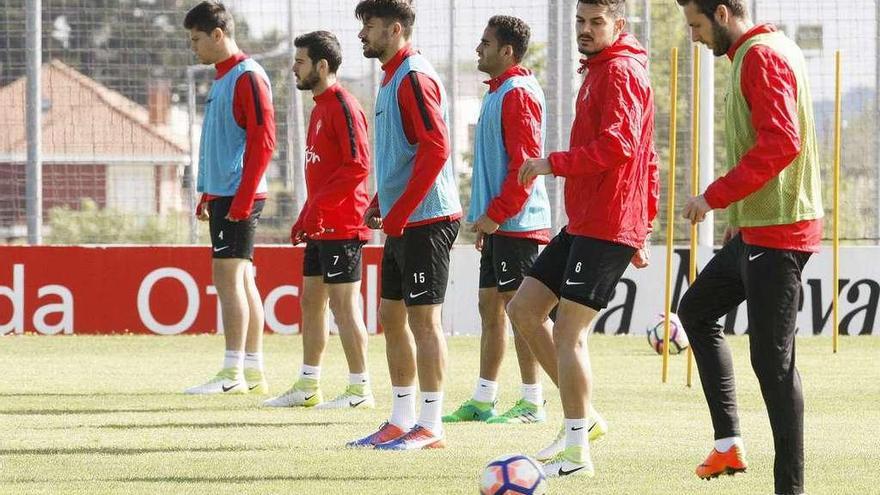 Un grupo de jugadores del Sporting de Gijón, durante el entrenamiento de ayer.