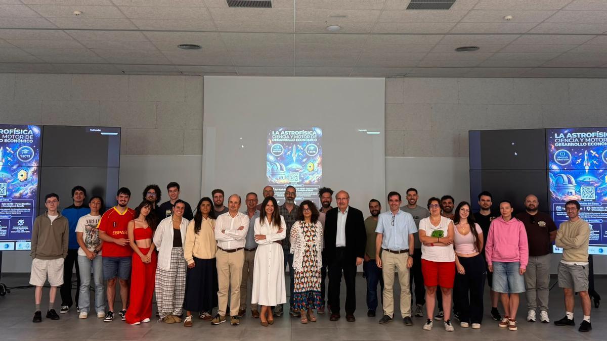 Asistentes al segundo día del curso “La Astrofísica como ciencia y motor de desarrollo económico”, organizado por la Universidad Complutense de Madrid, la Universidad de La Laguna y el Instituto de Astrofísica de Canarias (IAC) en colaboración con el Cabildo de Tenerife y CELESTE. El curso tuvo lugar en el Parque Científico y Tecnológico de Tenerife y contó con ponentes de alto nivel del IAC, la Agencia Espacial Española, universidades españolas y empresas privadas.
