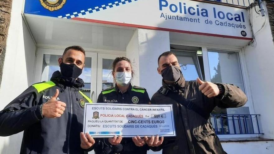 La Policia Local de Cadaqués recull 500 euros amb els «Escuts solidaris»