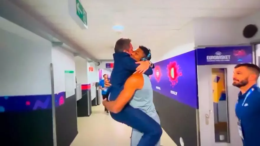 ¡Surrealismo puro en el Eurobasket! Antetokounmpo vivió esta escena en el túnel de vestuarios
