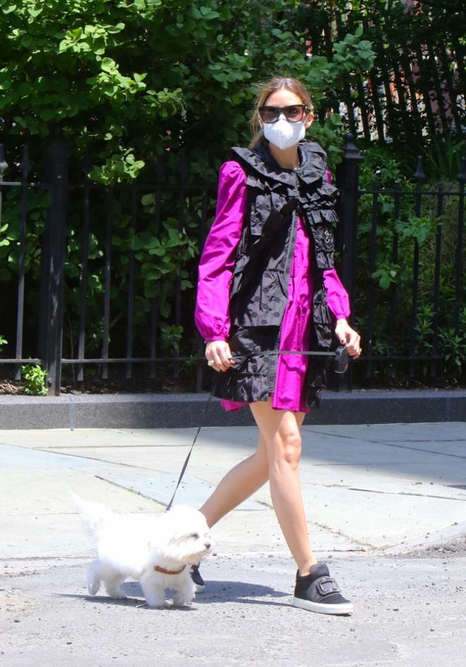 Olivia Palermo con vestido de invitada de Zara y zapatillas negras