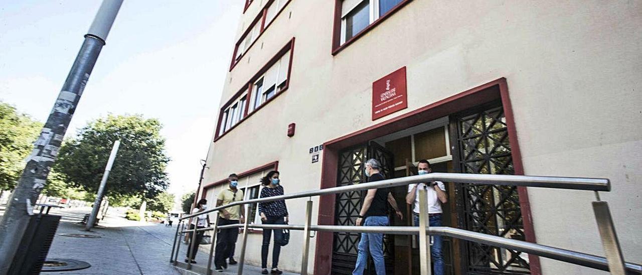 Acceso al servicio de mamografías del edificio de Salud Pública en la Plaza de España de Alicante, ayer.