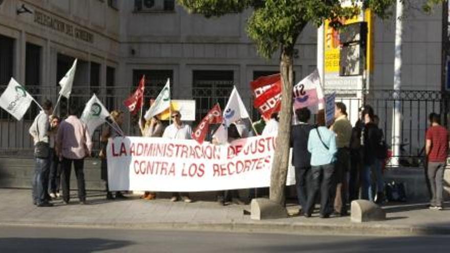 20 funcionarios contra los recortes