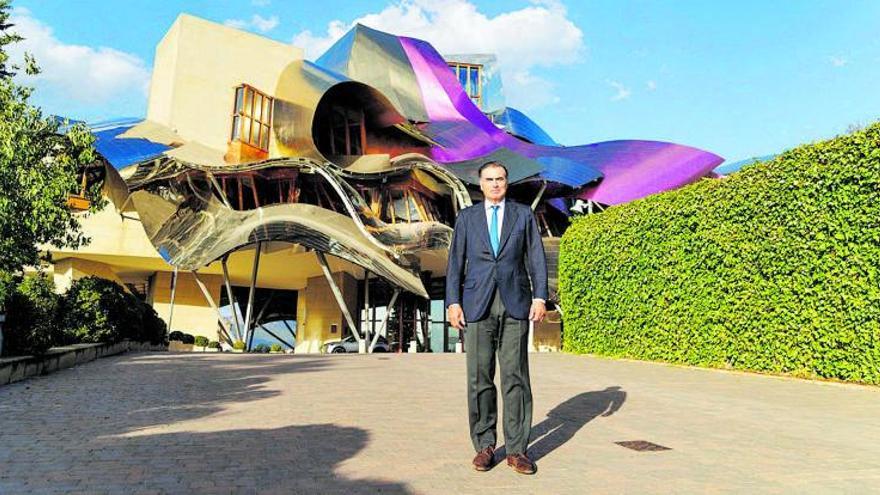 Alejandro Aznar davant de l’Hotel Marqués de Riscal, dissenyat per l’arquitecte Frank Gehry, a Elciego (Àlaba) | CLARA LARREA