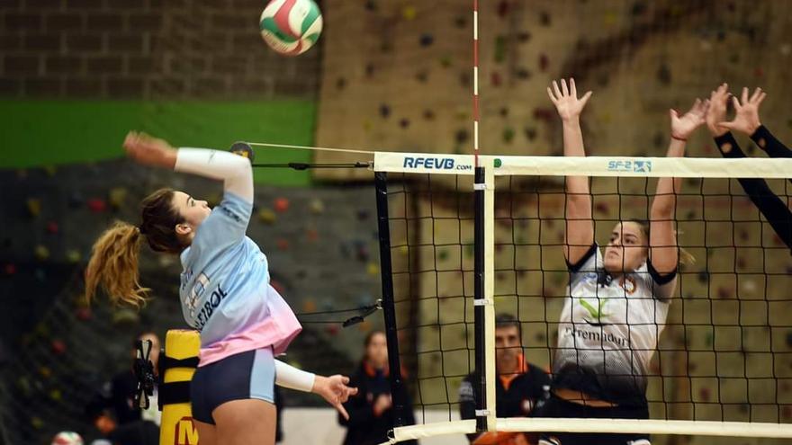 Javiera Plasencia, derecha, durante el partido ante el Torrelavega.