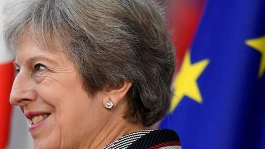 Theresa May veu com se li acumulen els problemes