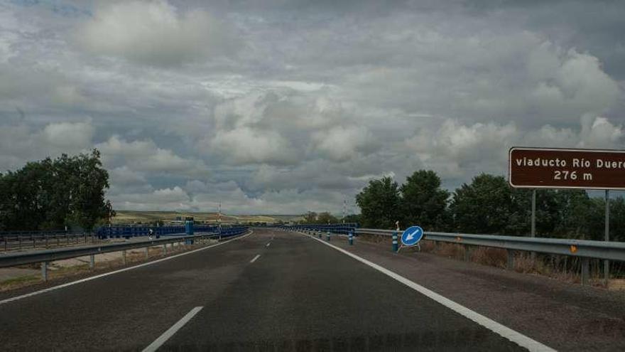 Embocadura del puente de la autovía A-66 que atraviesa el río Duero en la capital.