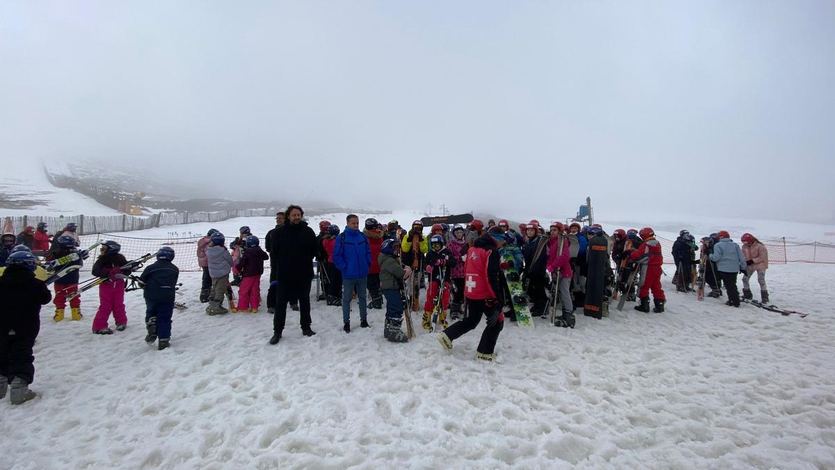 Autoridades, técnicos, profesores y estudiantes en la estación de esquí de La Covatilla.
