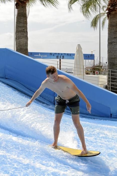 Im Wave House in Magaluf kann man auch ohne Meer surfen. Für Anfänger gibt es handfeste Unterstützung der Lehrer.