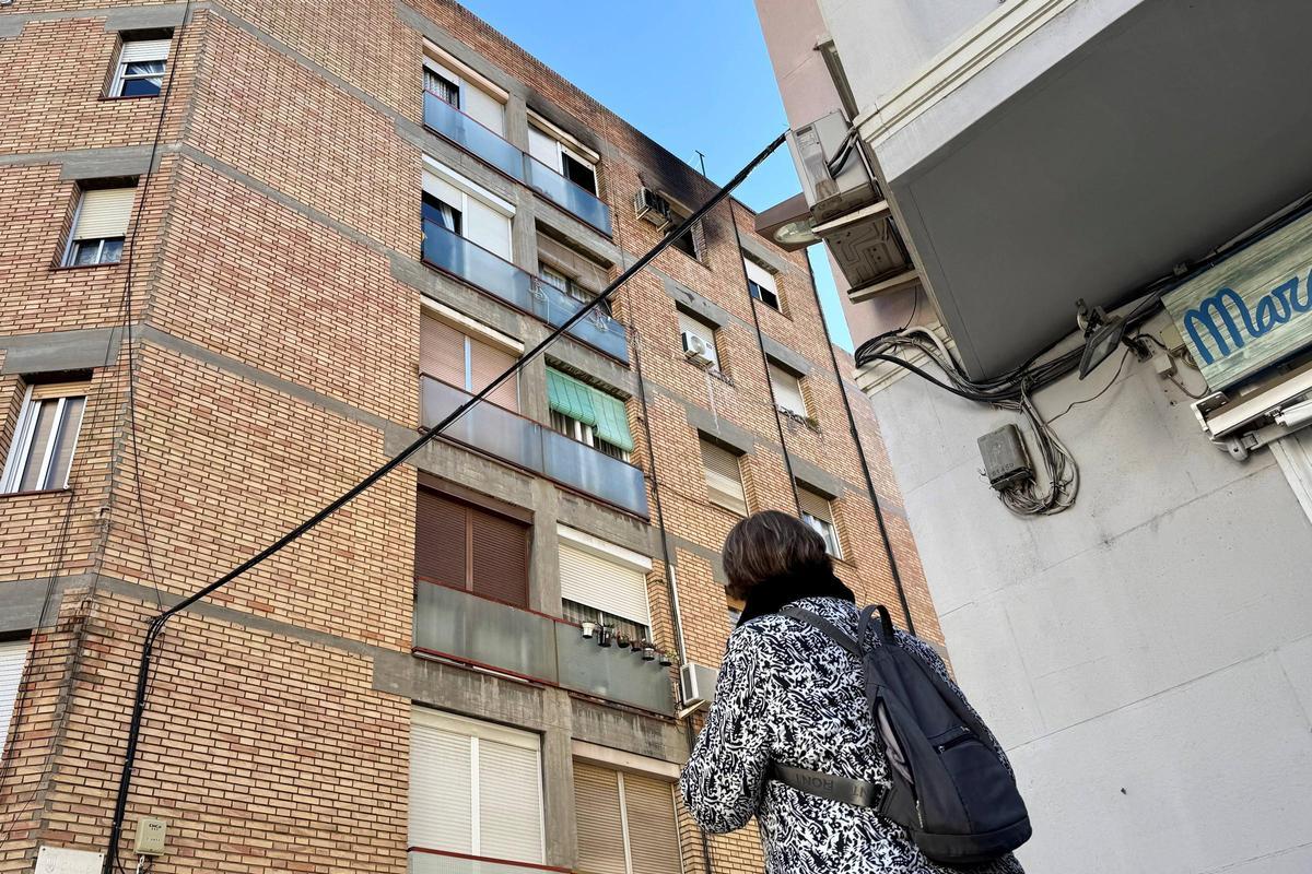 Un inmueble en la calle Uva de LHospitalet afectado por un incendio.
