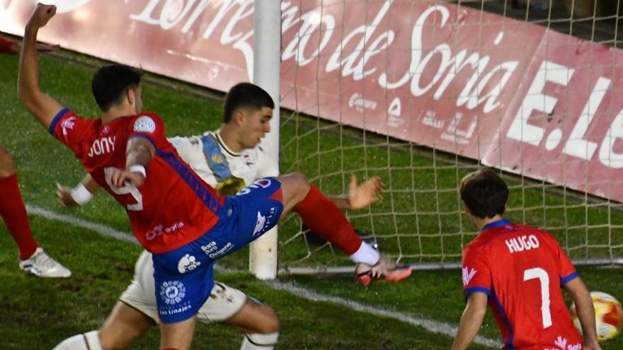Jony remata a puerta para lograr el primer gol local tras la falta a Hugo Ríos. |  Numancia