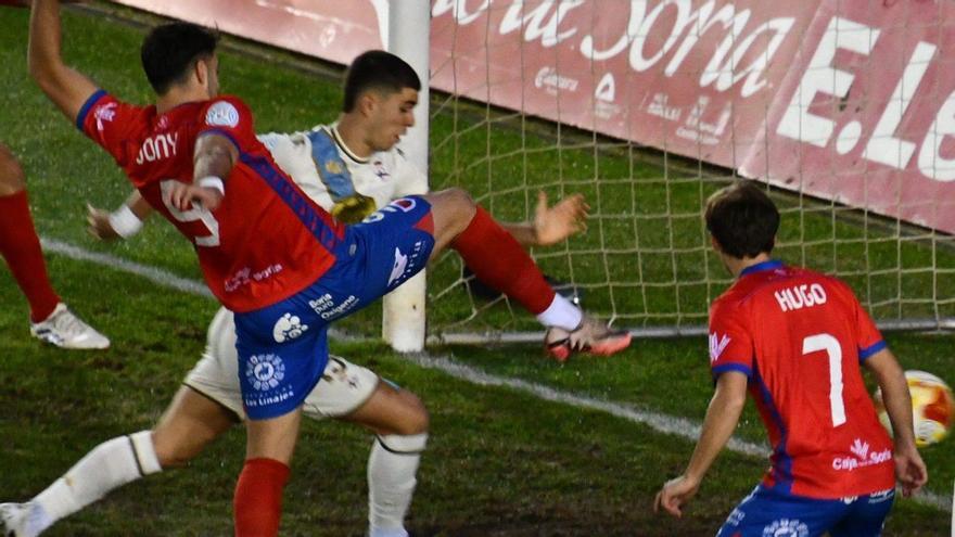 Jony remata a puerta para lograr el primer gol local tras la falta a Hugo Ríos. |  Numancia