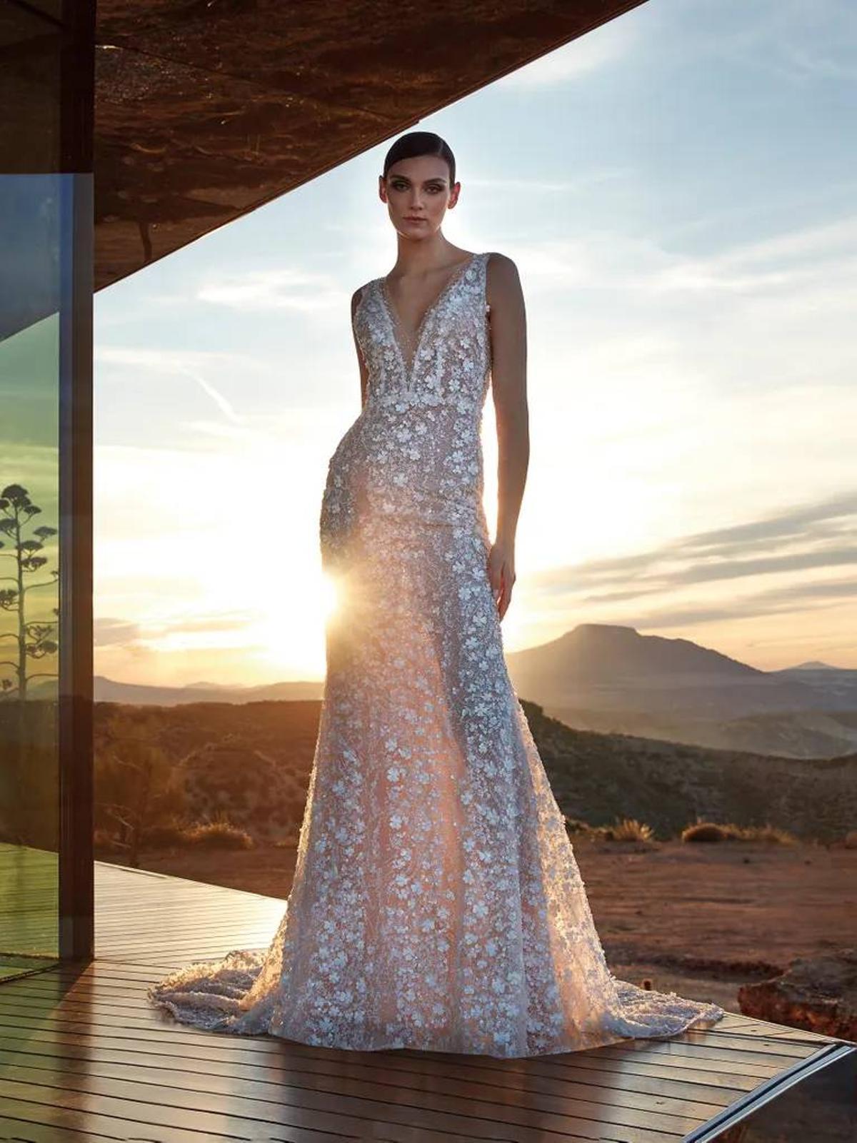 Vestido de novia sirena con escote de pico y pedrería
