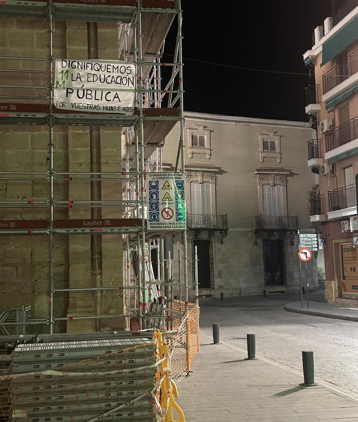 Pancarta en las obras de la Iglesia de las Santas Justa y Rufina frente al Ayuntamiento