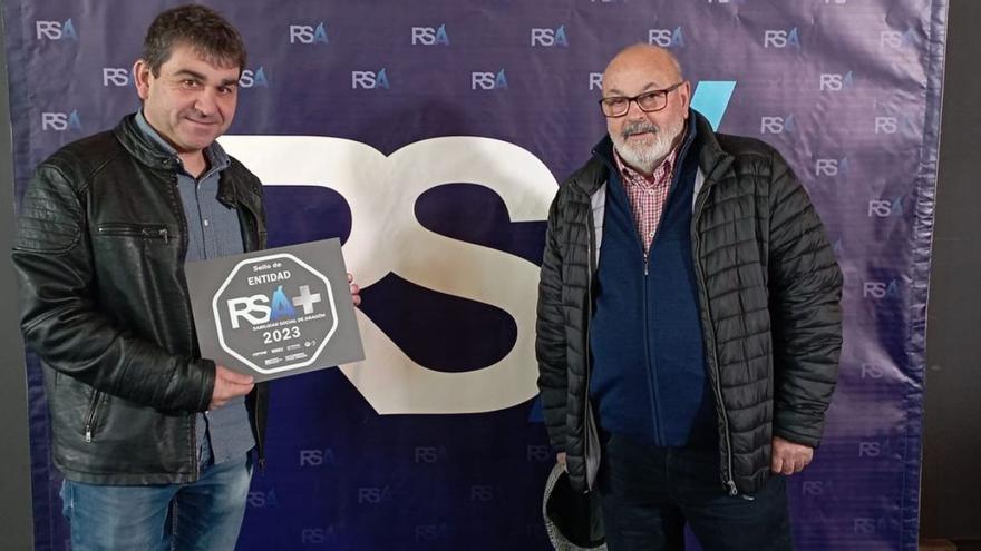 Rubén Serrano y Javier Lázaro, gerente y presidente de Adecobel, con el Sello RSA+.  | SERVICIO ESPECIAL