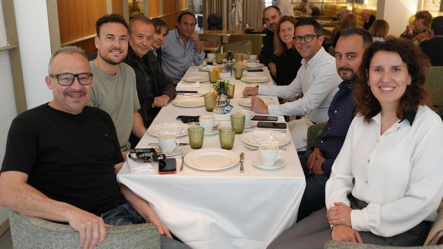 El alcalde Eivissa, Rafa Triguero, y la concejala de Deportes, Catiana Fuster, participaron ayer en un desayuno informativo con periodistas. | AY.E.