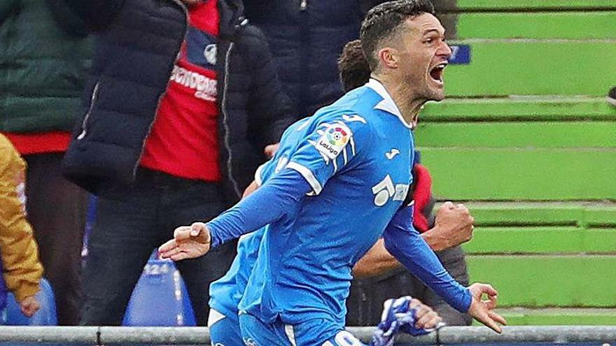 Jorge Molina celebrando un gol.