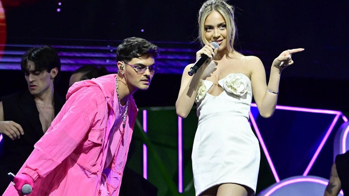 Ana Mena y Abraham Mateo, durante su actuación en los Premios Dial 2023.