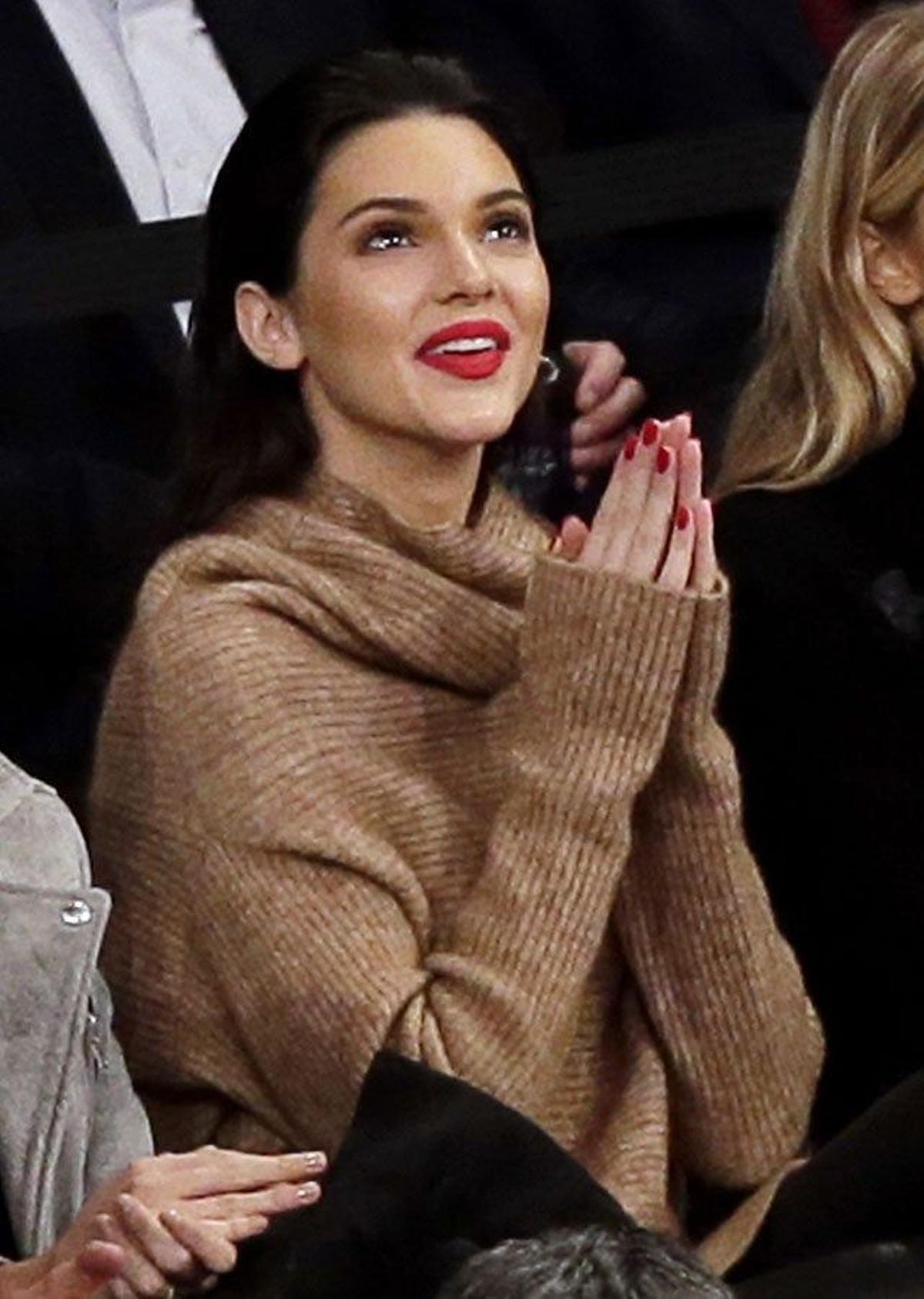 Kendall Jenner disfruta del baloncesto