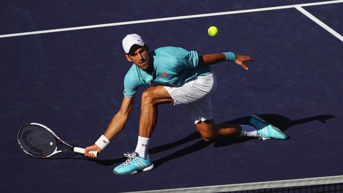 Djokovic, en plena volea en las pistas de Indian Wells