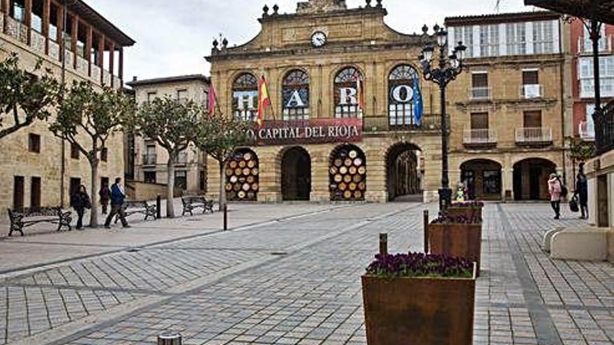 La plaza del consistorio de Haro, en La Rioja, desierta ayer.