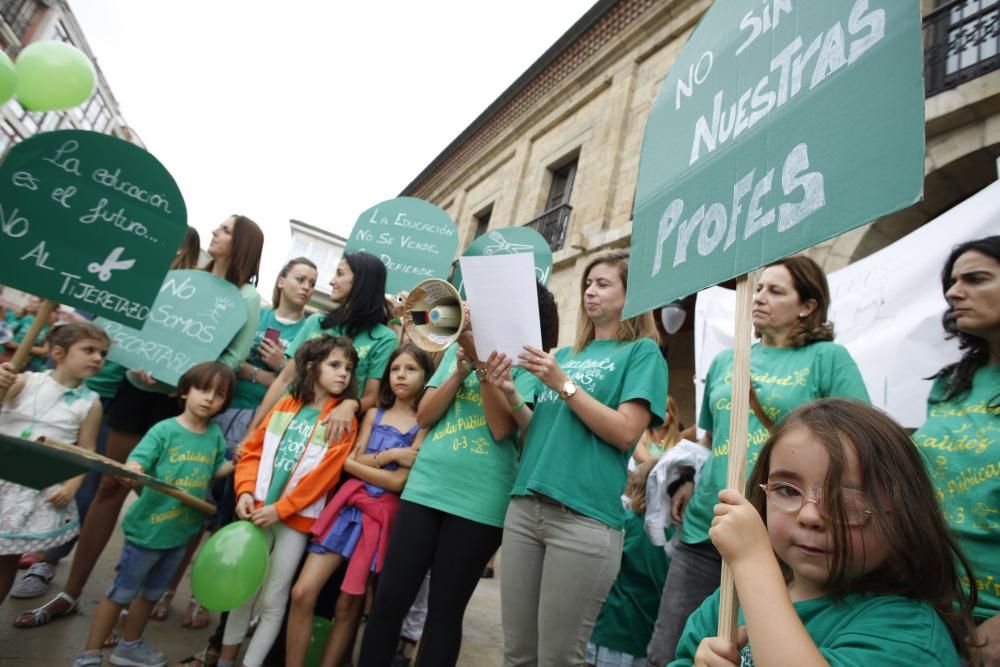 Concentración contra los recortes en las escualas infantiles de Asturias