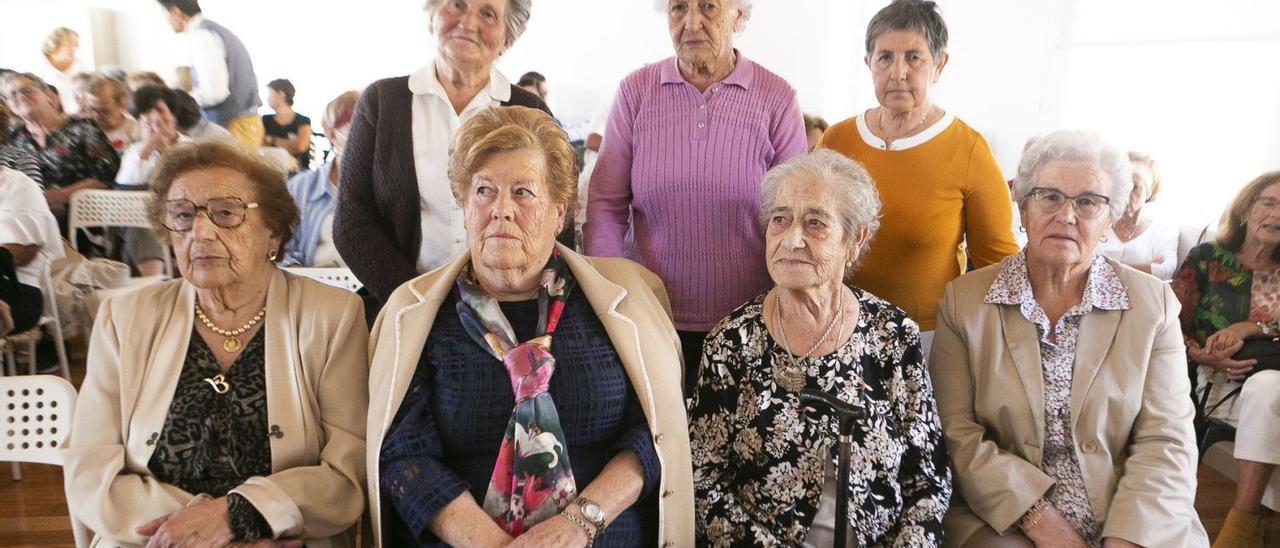 Sentadas, Ángeles García Artime, Asunción Estébanez Pérez, Edelmira Álvarez Álvarez y Chelo Bermúdez Rebordela; de pie, Luisa Granda Menéndez, Julia María Fernández Cuervo  y Margarita Iglesias Fernández. | María Fuentes