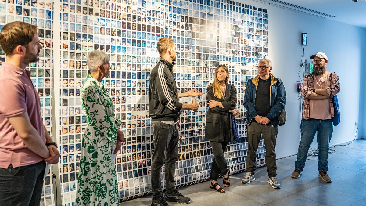 Erik Estany Tigerström presentó su exposición ‘Del que passa fora’ en el Centro Cultural Melchor Zapata.