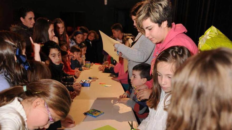 Proyección de cine y manualidades en el Salón de Navidad langreano