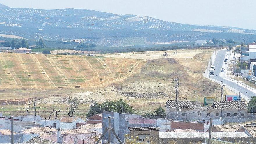 La finca de Los Picos de El Cigarral se sitúa junto al trazado de la carretera de Cabra, junto a Santa María.