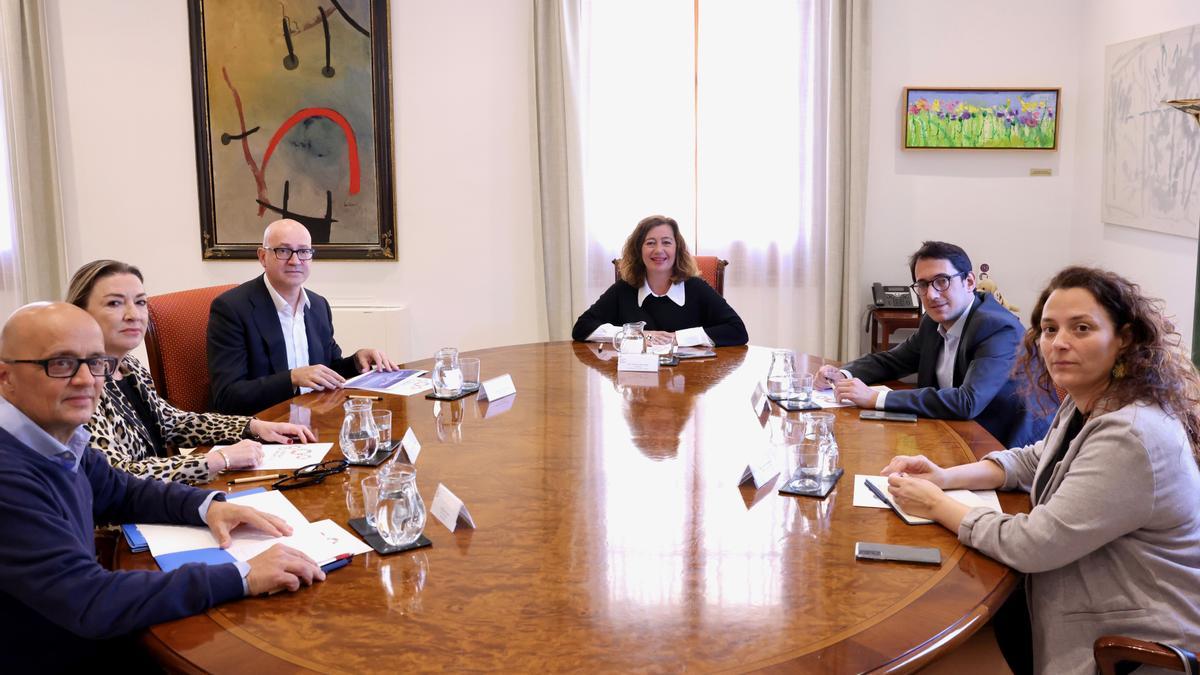 Francina Armengol, con el CEO de Air Europa, Jesús Nuño de la Rosa, y los consejeros de la compañía Richard Clark y María José Hidalgo