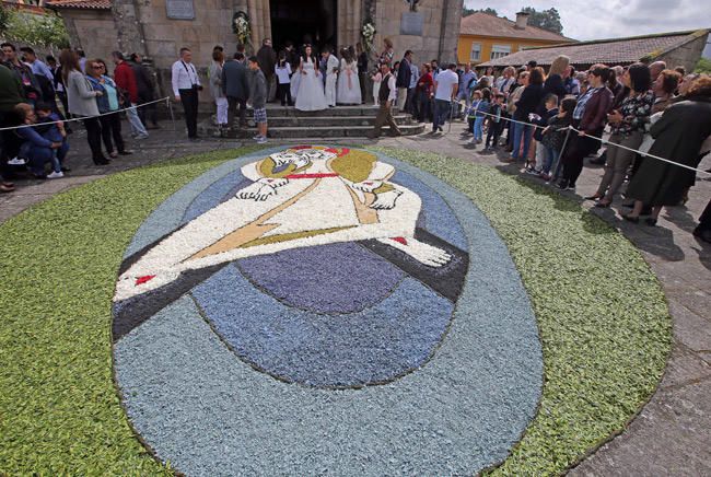 Las alfombras florales llegaron hasta las escaleras de San Benito, pero no las cubrieron