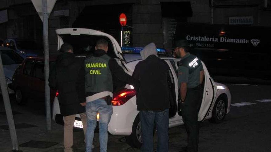 Agentes de la Guardia Civil, con el vecino de Vigo detenido. // G. Civil