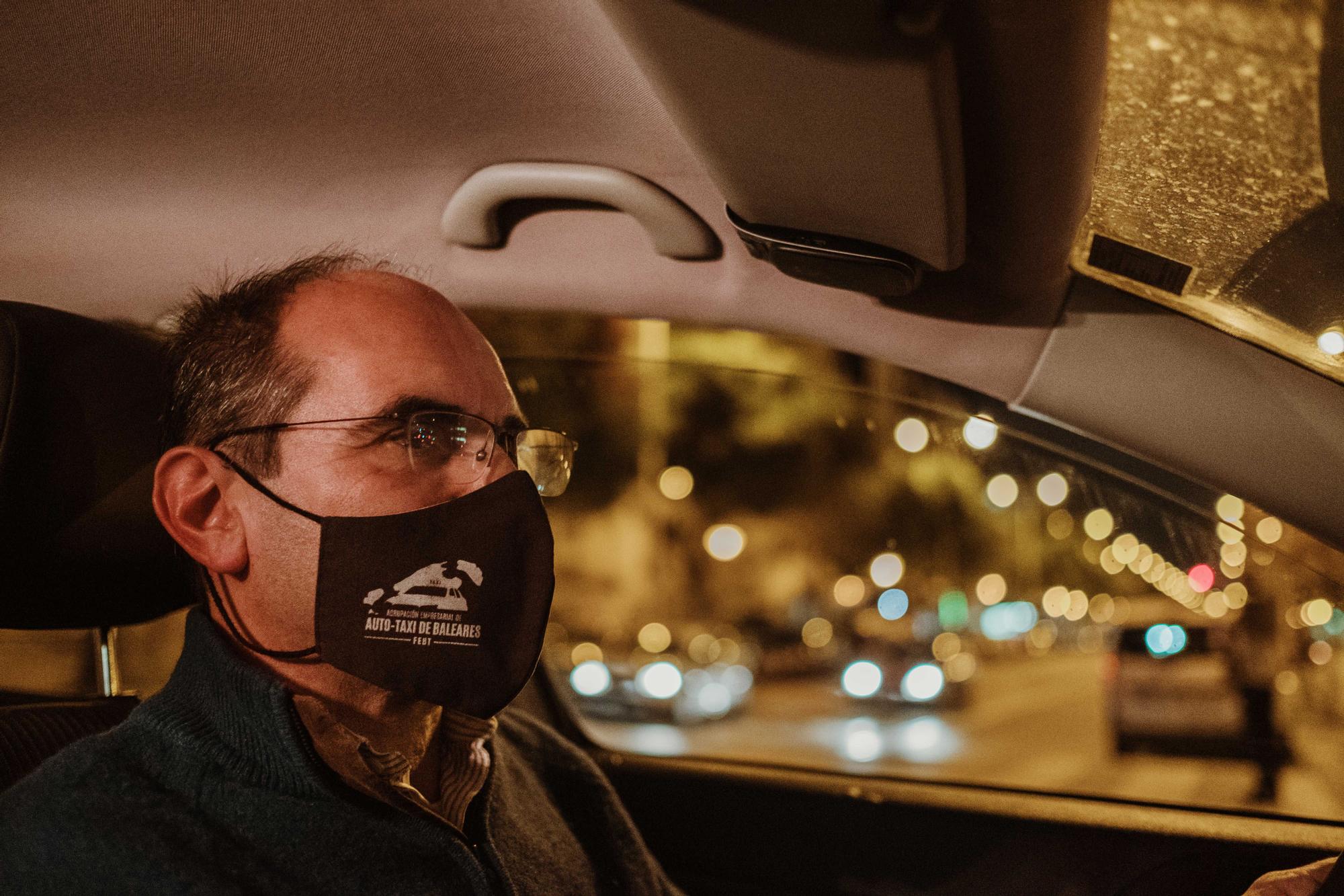 Caravana de taxis para que los mayores puedan ver las luces de Navidad